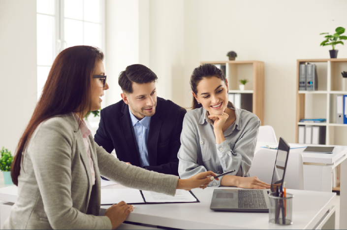 South Africa insurance broker advice – broker meeting with clients